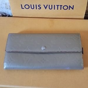 Authentic Louis Vuitton  Sarah Vernis wallet